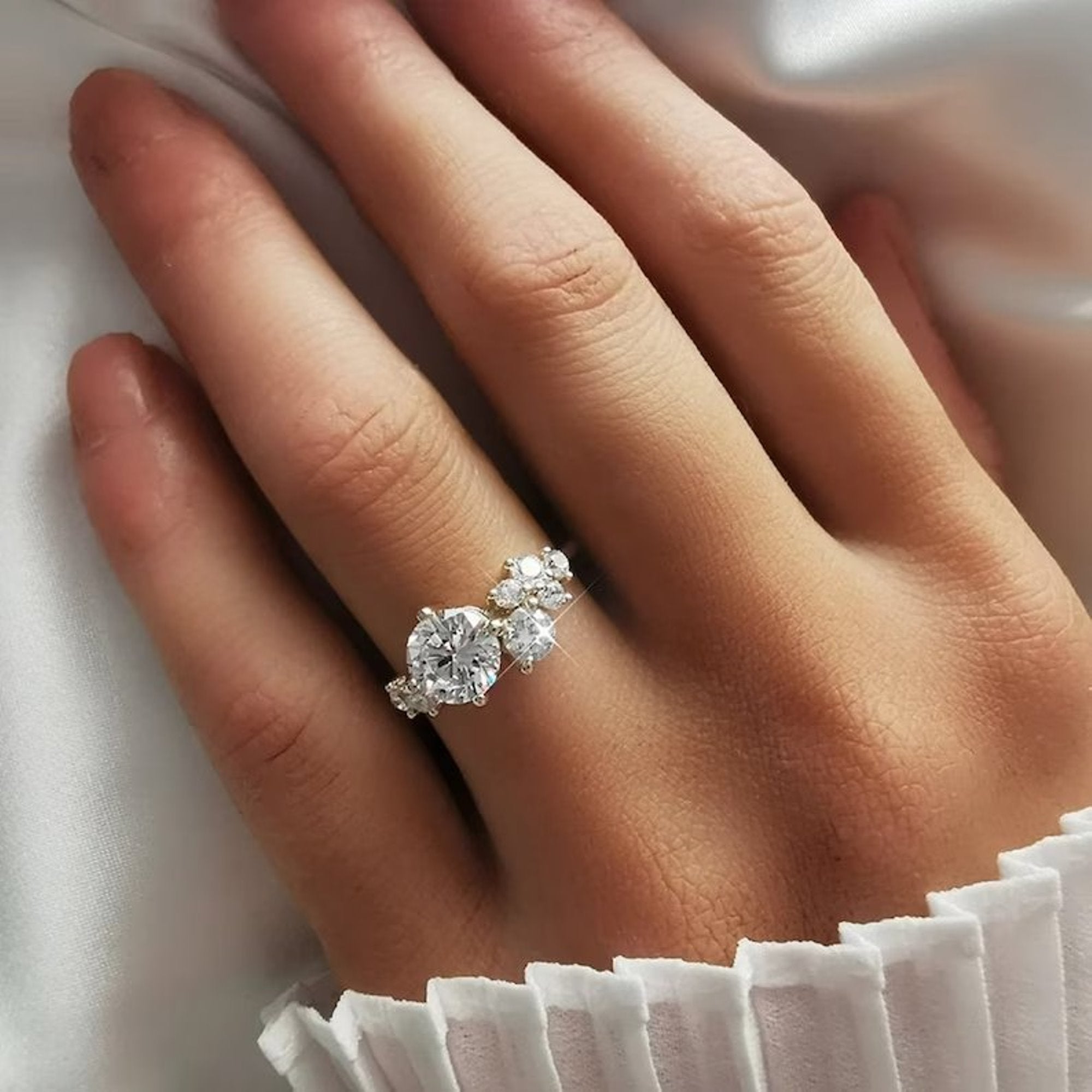 Round cut Vintage Engagement Rings