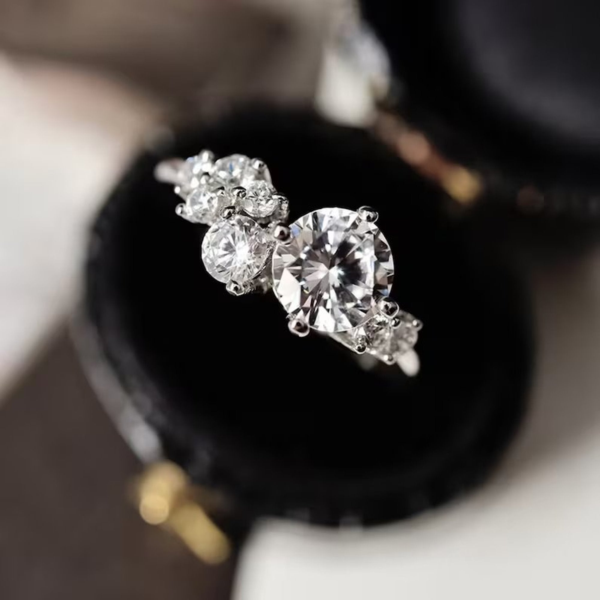 Round cut Vintage Engagement Rings