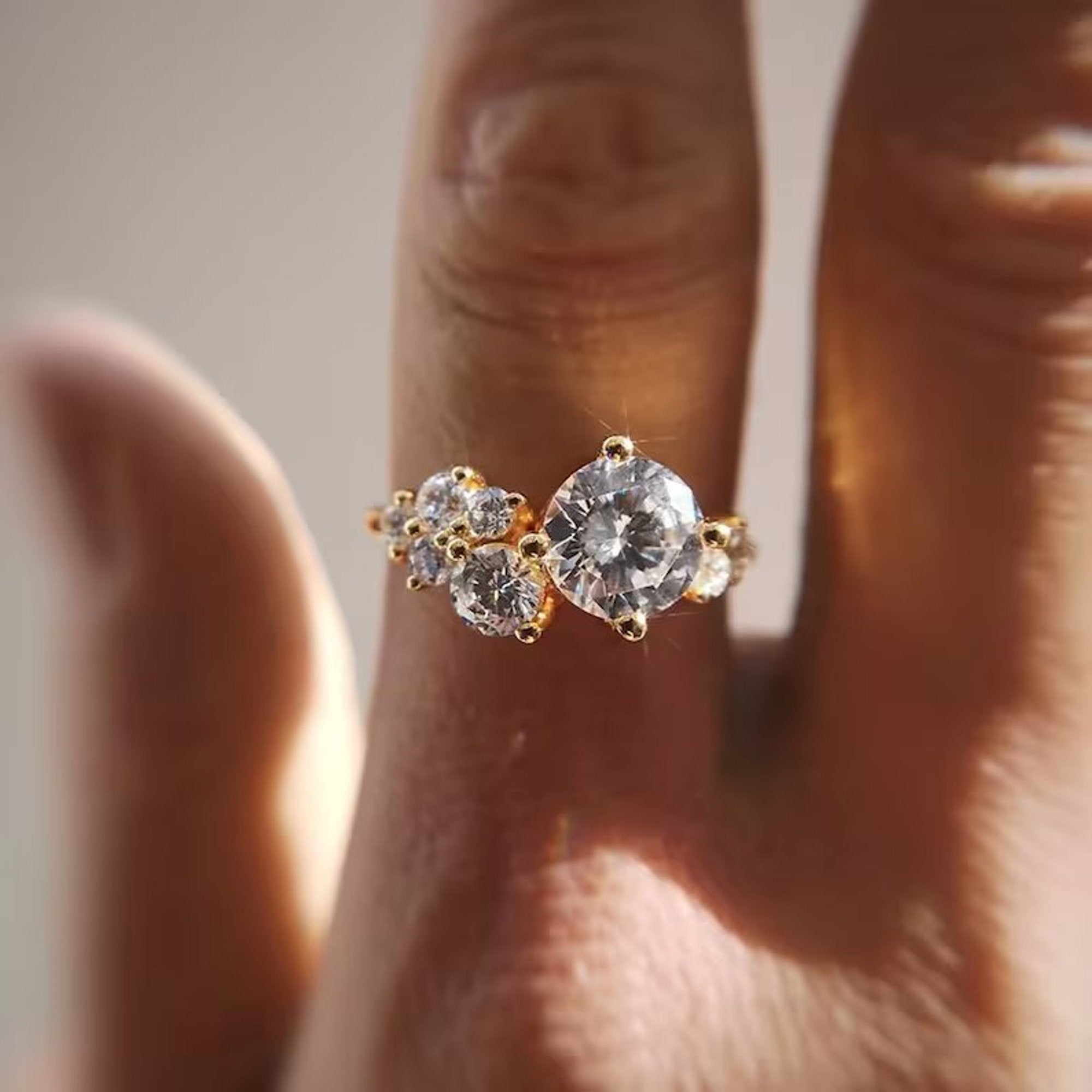 Round cut Vintage Engagement Rings